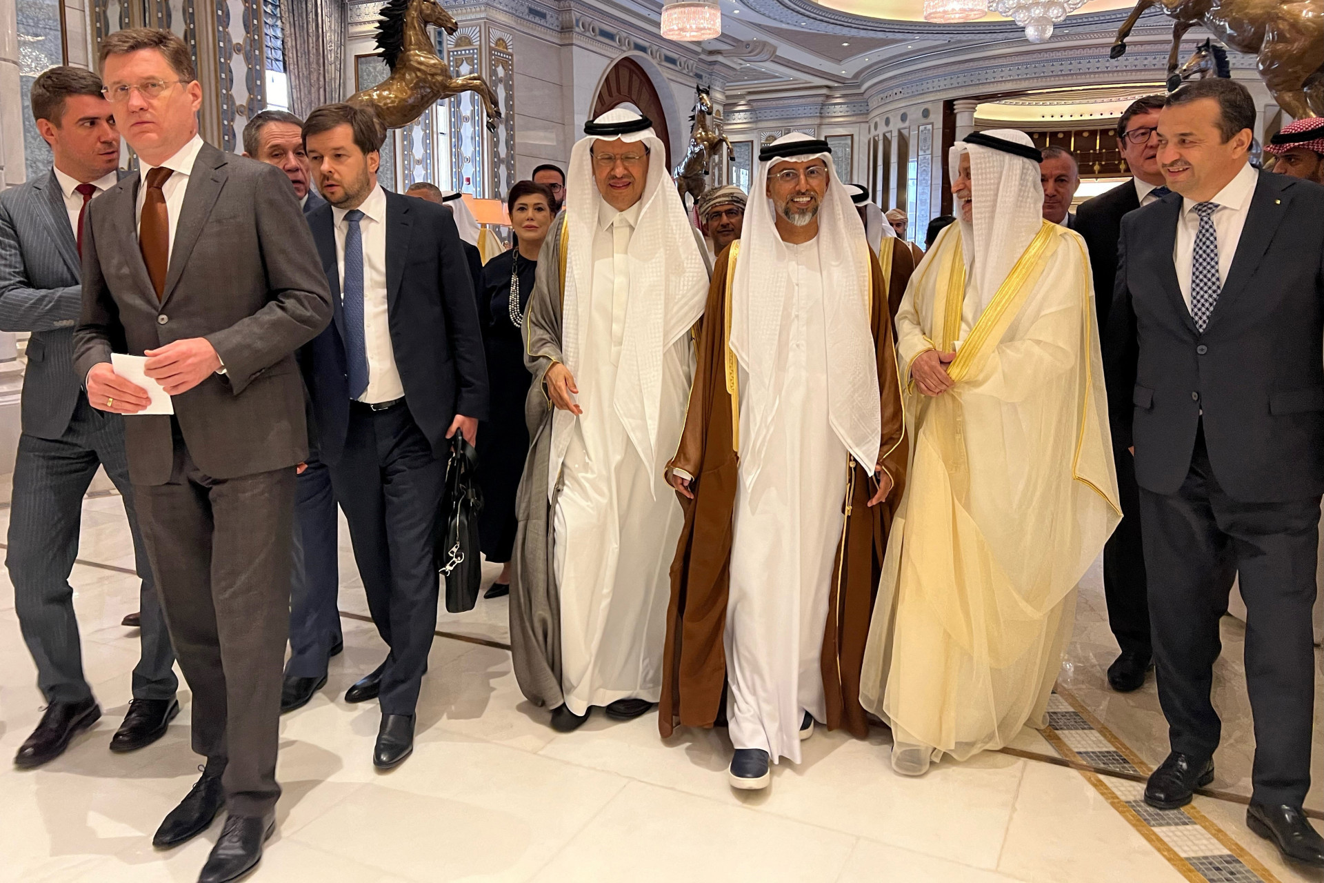 O ministro da Energia da Rússia, Alexander Novak (E), e seus homólogos da Arábia Saudita, o príncipe Abdulaziz bin Salman e Suhail Al-Mazroui dos Emirados Árabes Unidos, saem com outros delegados após o final da reunião da OPEP em Riade, em 2 de junho de 2024 . (Foto: HAITHAM EL-TABEI / AFP)