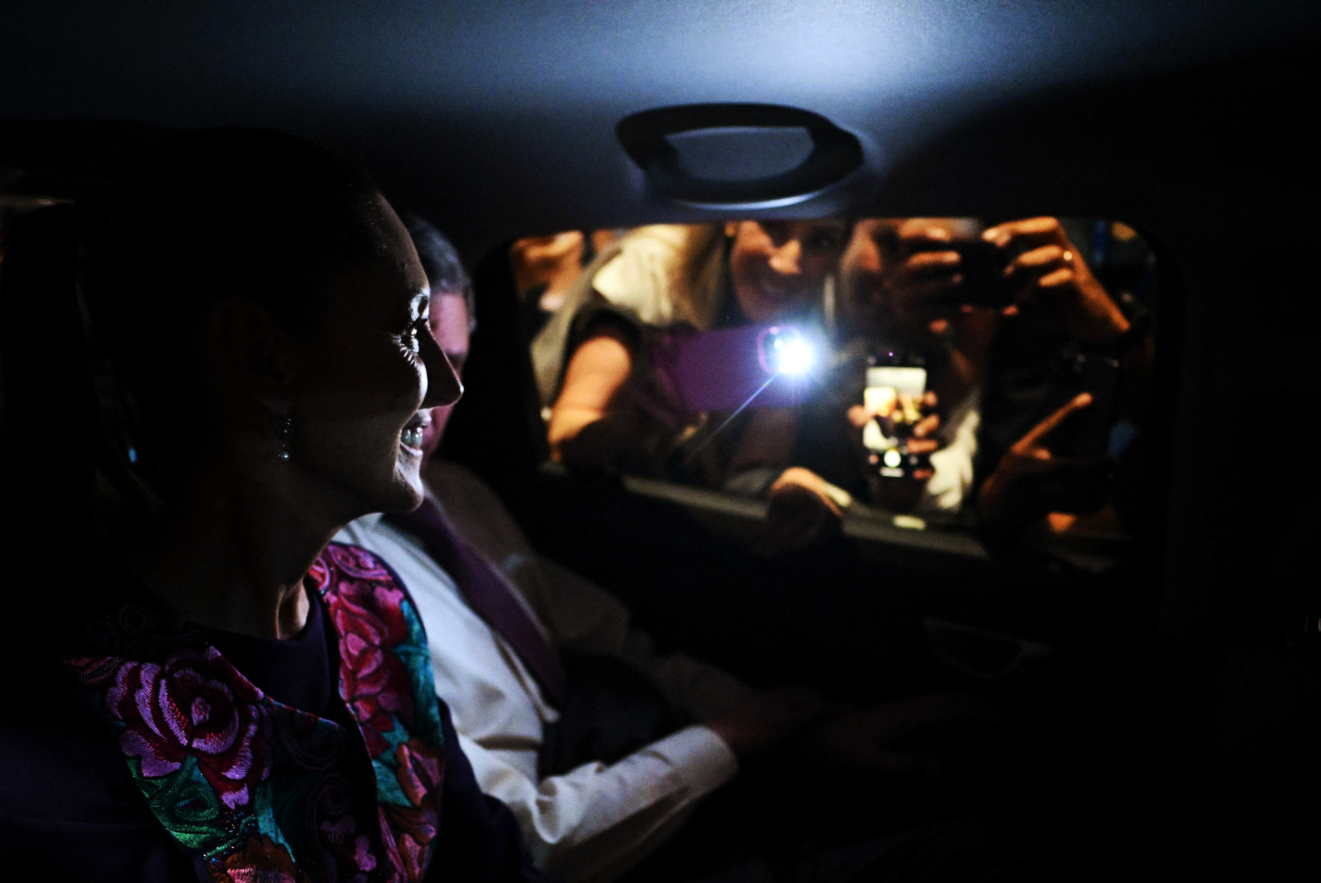 Presidente eleita do México pelo partido Morena, Claudia Sheinbaum, parte em um carro para a Praça Zocalo após os resultados das eleições gerais na Cidade do México, em 3 de junho de 2024(Foto: CARL DE SOUZA / AFP)