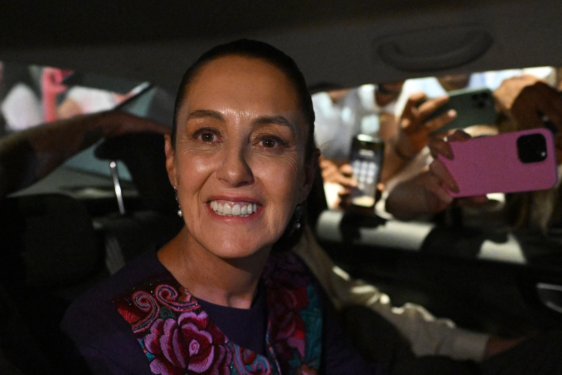 A candidata presidencial do México pelo partido Morena, Claudia Sheinbaum, parte em um carro para a Praça Zocalo após os resultados das eleições gerais na Cidade do México, em 3 de junho de 2024 (Foto: CARL DE SOUZA / AFP)