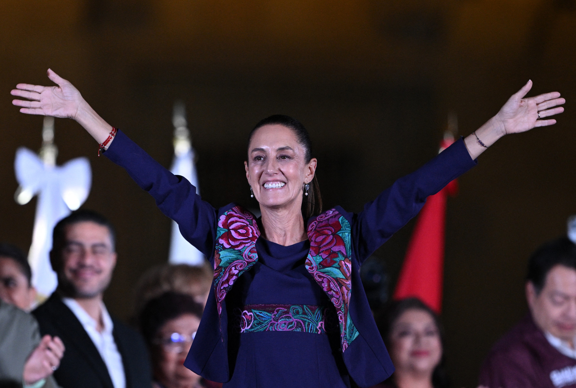 Como presidente eleita do México pelo partido Morena, Claudia Sheinbaum, comemora os resultados das eleições gerais na Praça Zocalo, na Cidade do México, em 3 de junho de 2024(Foto: CARL DE SOUZA / AFP)