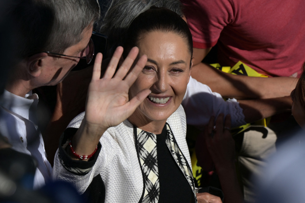 A candidata presidencial do México pelo partido Morena, Claudia Sheinbaum, acena ao chegar a um local de votação em San Andres Totoltepec, Tlalpan, na Cidade do México, durante as eleições gerais de 2 de junho de 2024(Foto: YURI CORTEZ / AFP)