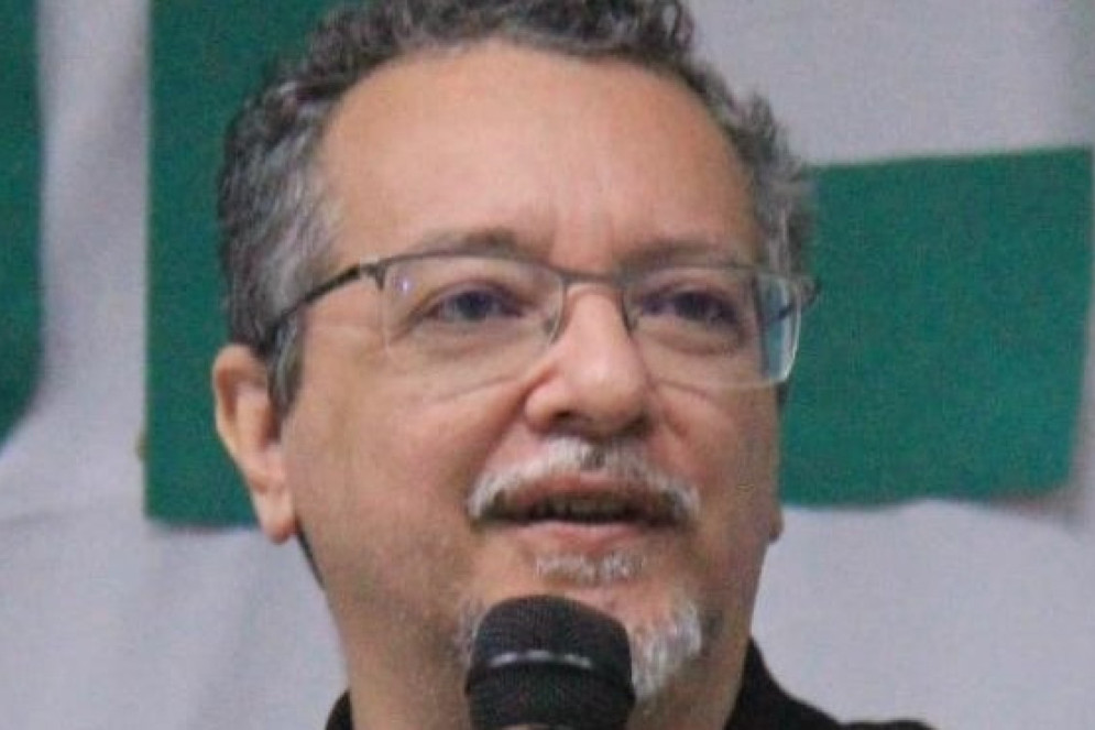 ParaTodosVerem: Alexandre Costa, professor na Universidade Estadual do Ceará. É um homem branco de cabelos grisalhos. Usa óculos e segura um microfone(Foto: Arquivo Pessoal)