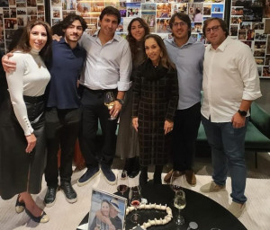 Mila e Bia Menezes, Márcia Távora, Rafael, Marcelo e Rodrigo Bezerra, Henrique Menezes.  (Foto: arquivo familiar)