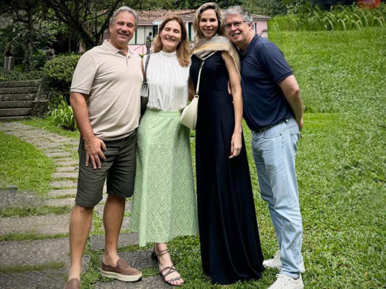  Na vizinhança do Bruxo do Cosme Velho, casais Daniel-Alessandra e Walkmar Santos Neto-Lena conferindo a coleção Roberto Marinho   (Foto: Arthur Daher)