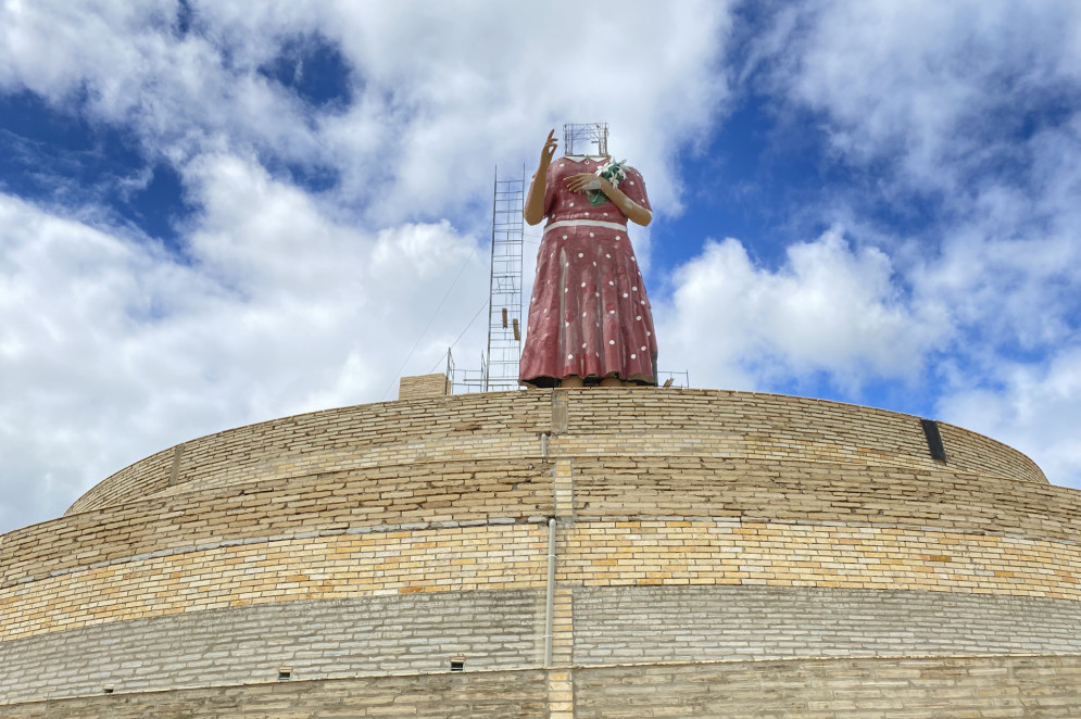 Monumento de 26 metros de altura erguido em homenagem à Menina Benigna. Com mais de 90% das obras concluídas, a parte da cabeça será a última a ser instalada(Foto: Joedson Kelvin/Especial para O POVO)