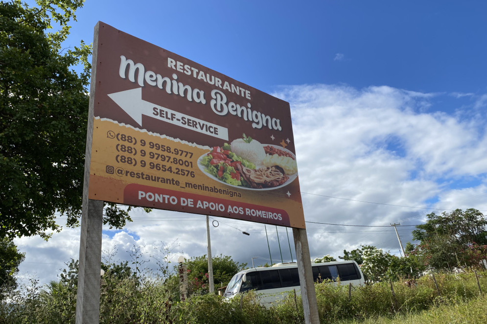 Placa aponta direção de restaurante que leva o nome de Benigna(Foto: Joedson Kelvin/Especial para O POVO)