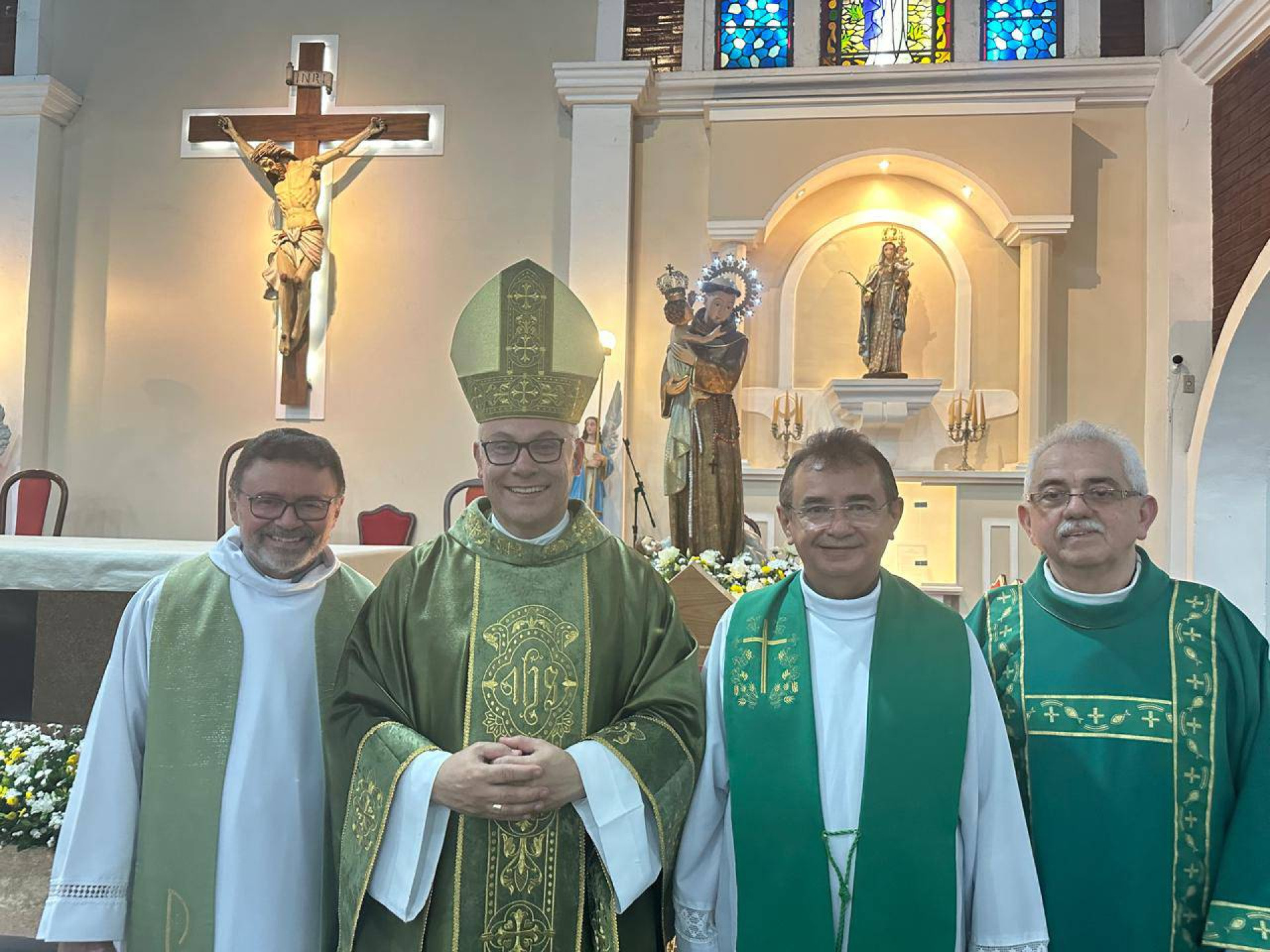 Dom Gregório Paixão na Paróquia da Paz acompanhado 
dos padres Oliveira e Sales e do diácono Francisco Aurimar (Foto: Pascom da Paróquia da Paz/Divulgação)