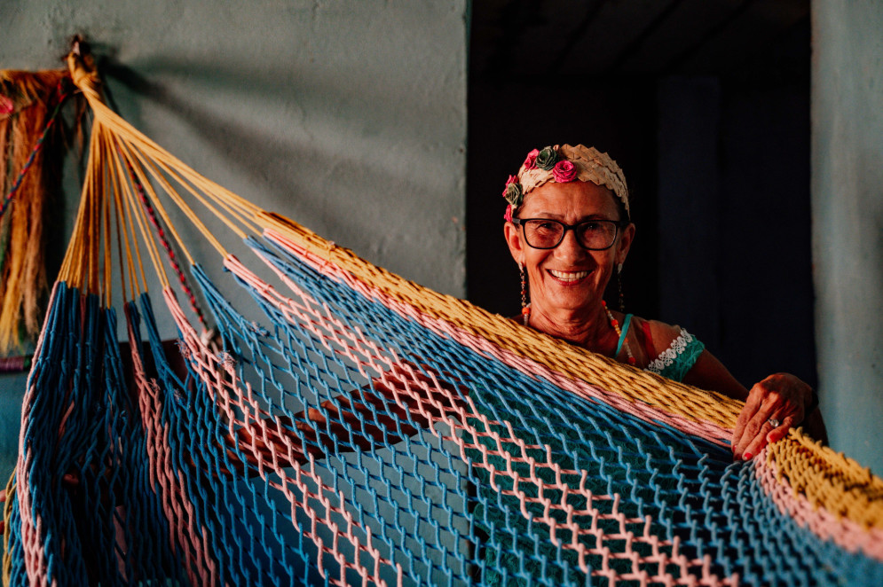  Cadeia da fabricação de redes artesanais envolve, na sua maioria, mulheres acima de 50 anos(Foto: Júlio Caesar/O POVO)