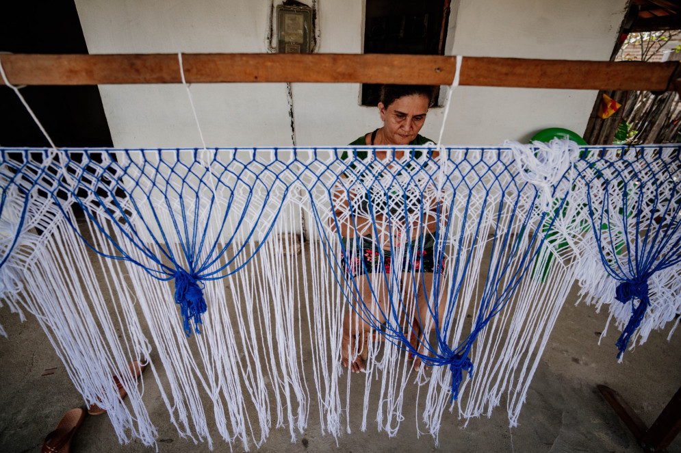 Trabalhadoras artesanais em Jaguaruana: prática que passa de mãe para filha(Foto: Júlio Caesar/O POVO)