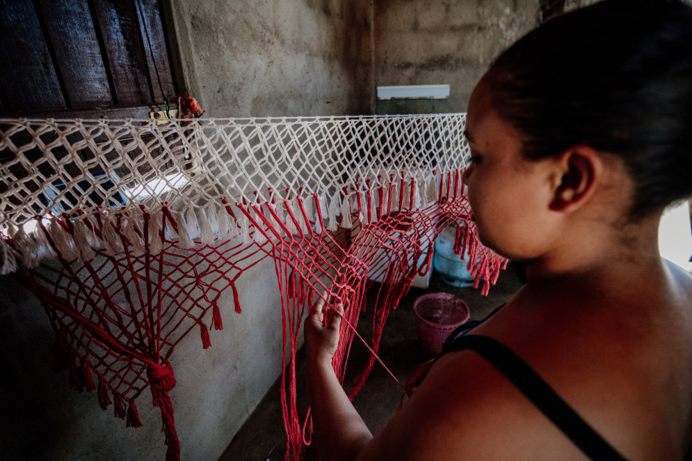 Maria Juliana, 19, faz varanda de redes artesanais em Jaguaruana(Foto: Júlio Caesar/O POVO)