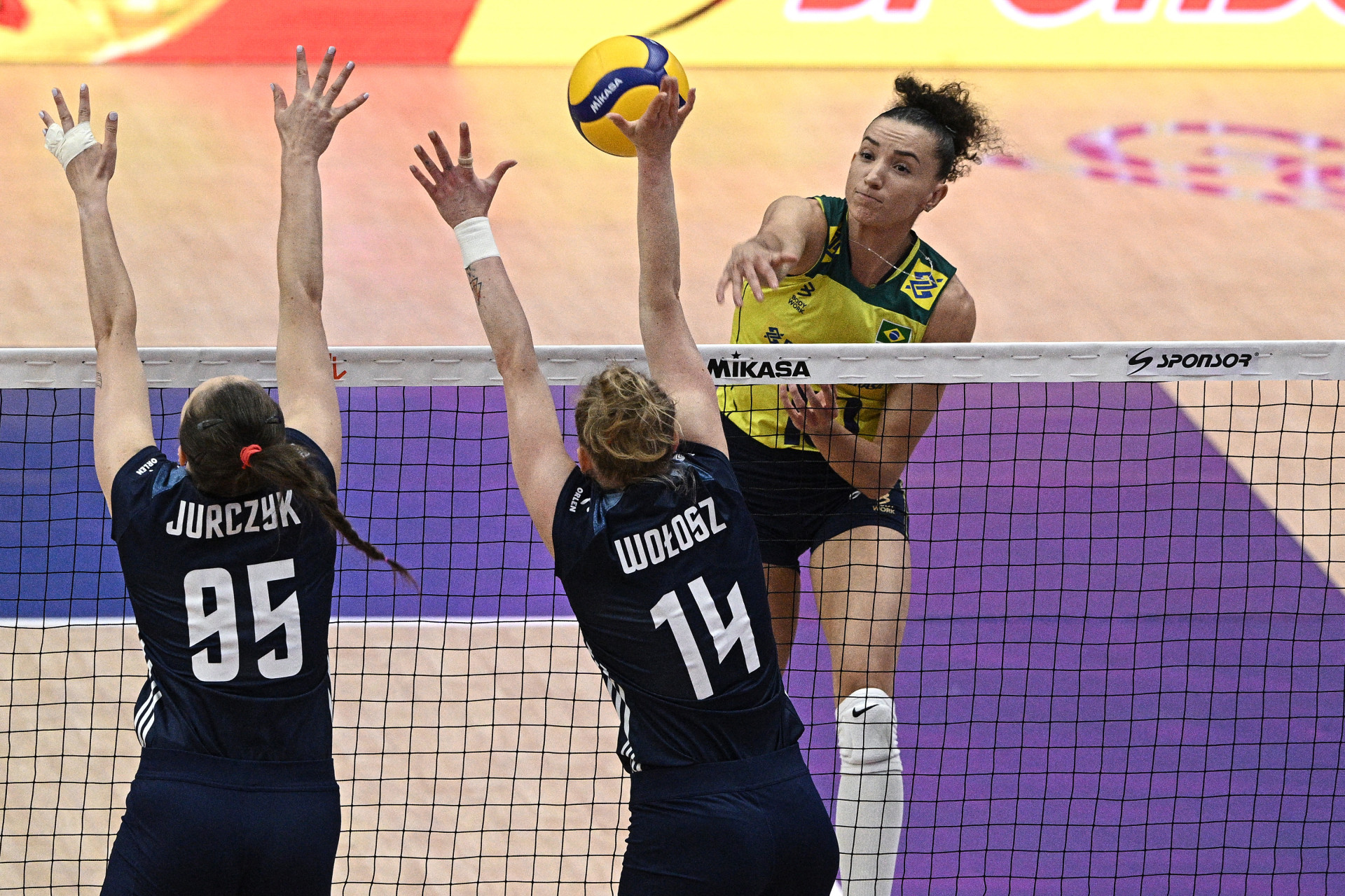 ￼BRASIL de Gabi Guimarães terminou a competição com o 4º lugar (Foto: LILLIAN SUWANRUMPHA / AFP)
