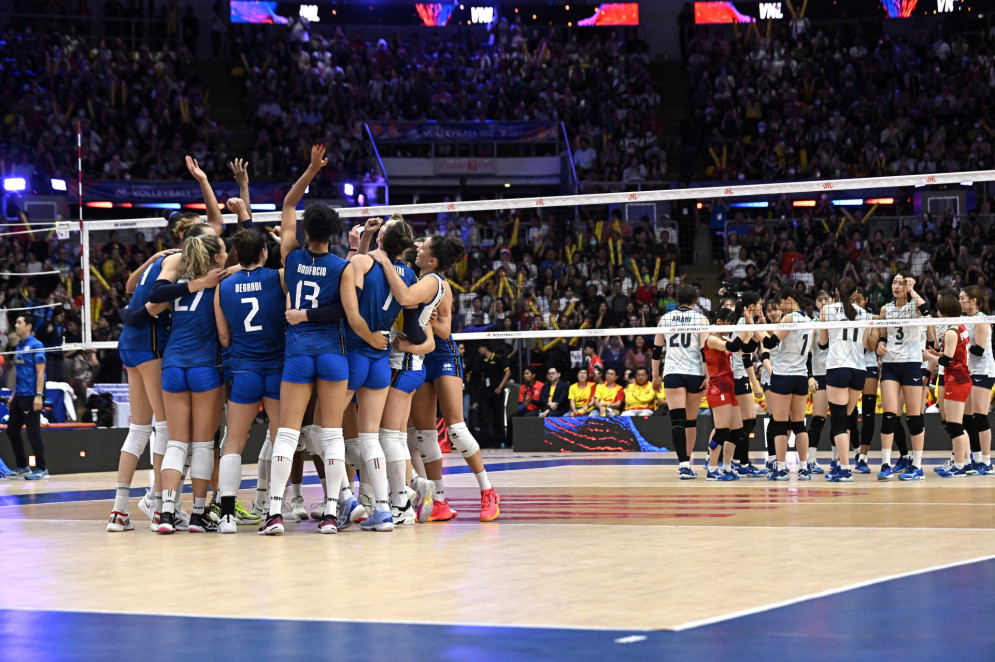 As jogadoras italianas comemoram a conquista da Liga das Nações de Voleibol Feminino da FIVB após a partida final entre Itália e Japão, em Bangkok, em 23 de junho de 2024(Foto: LILLIAN SUWANRUMPHA / AFP)