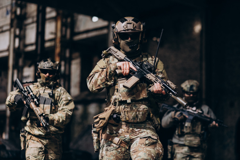 Imagem gerada por inteligência artificial que mostra soldados armados de um exército militar(Foto: Midjourney 5.2 / Freepik)