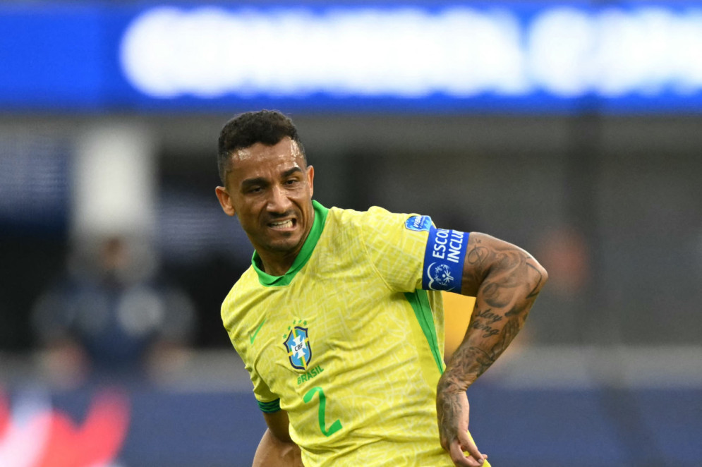 O zagueiro brasileiro nº 02 Danilo chuta a bola durante a partida de futebol do grupo D do torneio Conmebol 2024 Copa América entre Brasil e Costa Rica no SoFi Stadium em Inglewood, Califórnia, em 24 de junho de 2024.
 (Foto: Patrick T. Fallon/AFP)