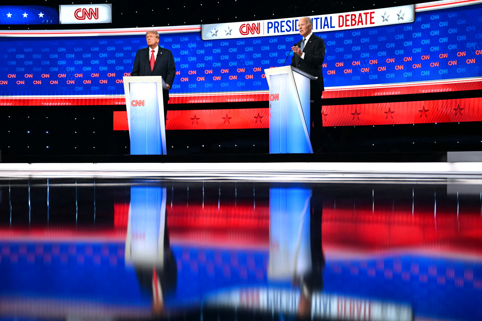 O ex-presidente dos EUA e candidato presidencial republicano Donald Trump deixa o palco durante um intervalo comercial enquanto participa do primeiro debate presidencial das eleições de 2024 com o presidente dos EUA Joe Biden nos estúdios da CNN em Atlanta, Geórgia, em 27 de junho de 2024.
 (Foto: ANDREW CABALLERO-REYNOLDS/AFP)