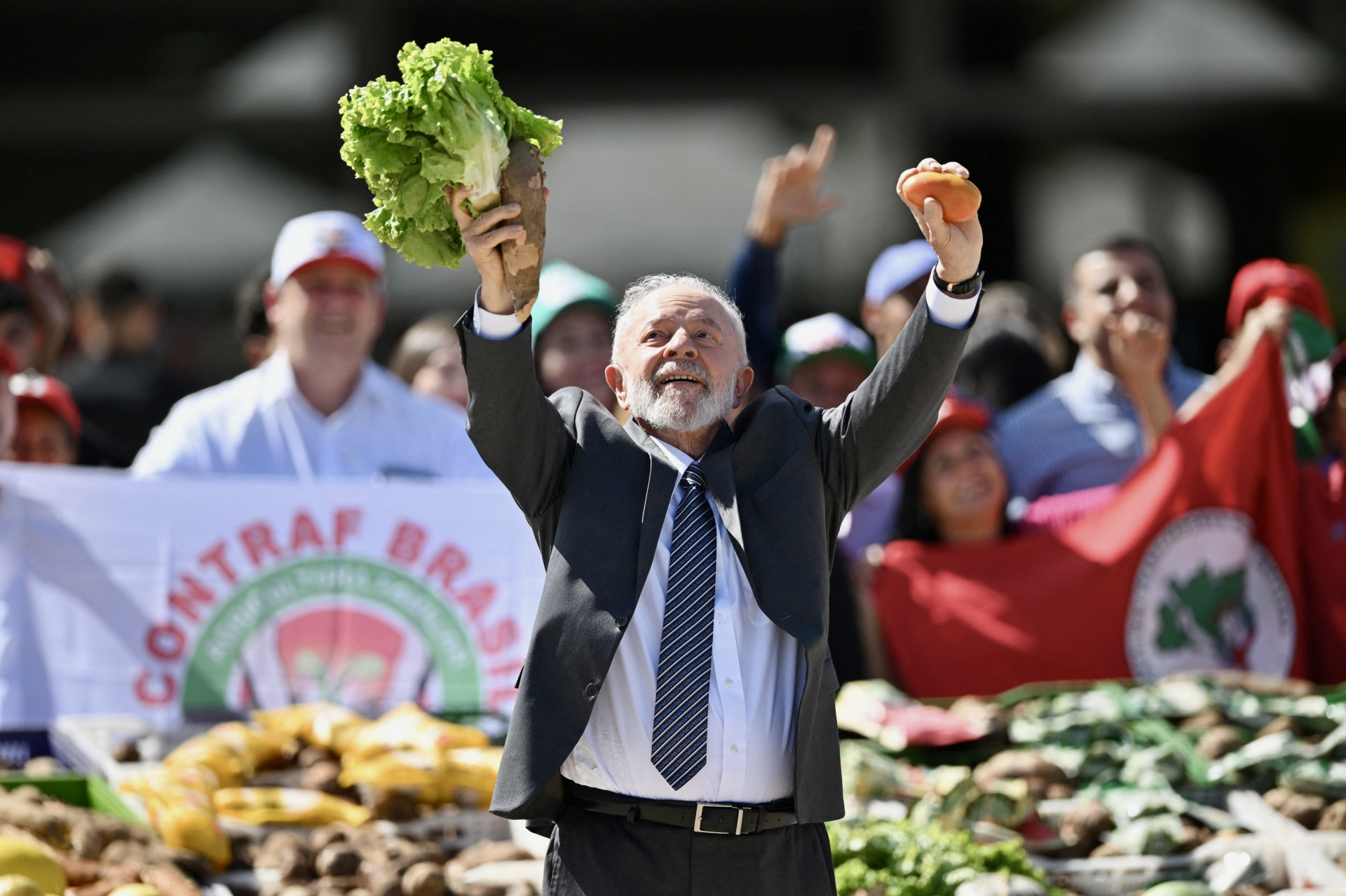 O presidente brasileiro, Luiz Inácio Lula da Silva Lula segura uma alface e um tomate em visita a uma feira da agricultura familiar após o lançamento do programa do plano safra 2024/25, em cerimônia no Palácio do Planalto, em Brasília, no dia 3 de julho de 2024. O governo vai liberar um total de R$ 475,5 bilhões (cerca de US$ 84 bilhões) em crédito agrícola para a agricultura familiar e empresarial.
 (Foto: EVARISTO SA / AFP)