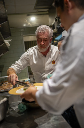 Alex Atala na cozinha do Mangue Azul(Foto: Davi/Mangue Azul)