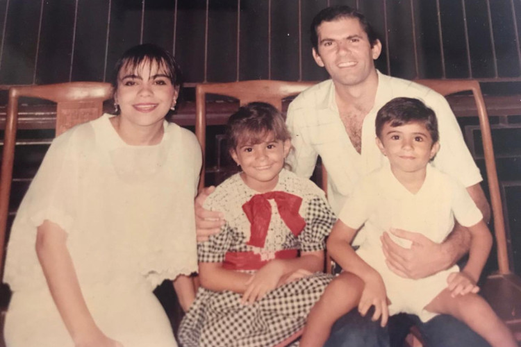 Rogaciano Leite Filho ao lado dos filhos, Cibele Leite e Rogaciano Leite Neto(Foto: Arquivo pessoal)
