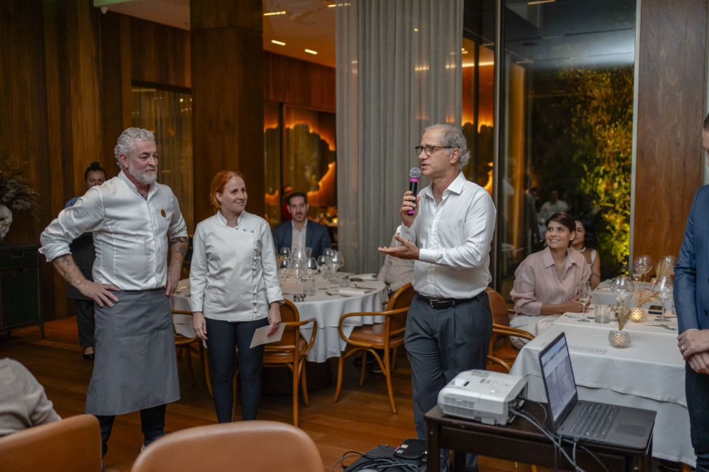 Alex Atala com a chef Fabiana Agostini e o chef e proprietário do Mangue Azul, André Bichucher(Foto: Davi/Mangue Azul)