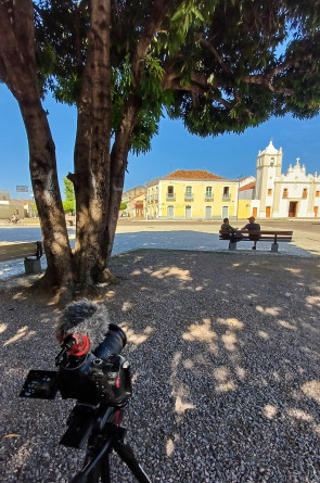 Gravando em Icó pela primeira vez enquanto ouvimos passarinhos e histórias(Foto: Luana Sampaio)