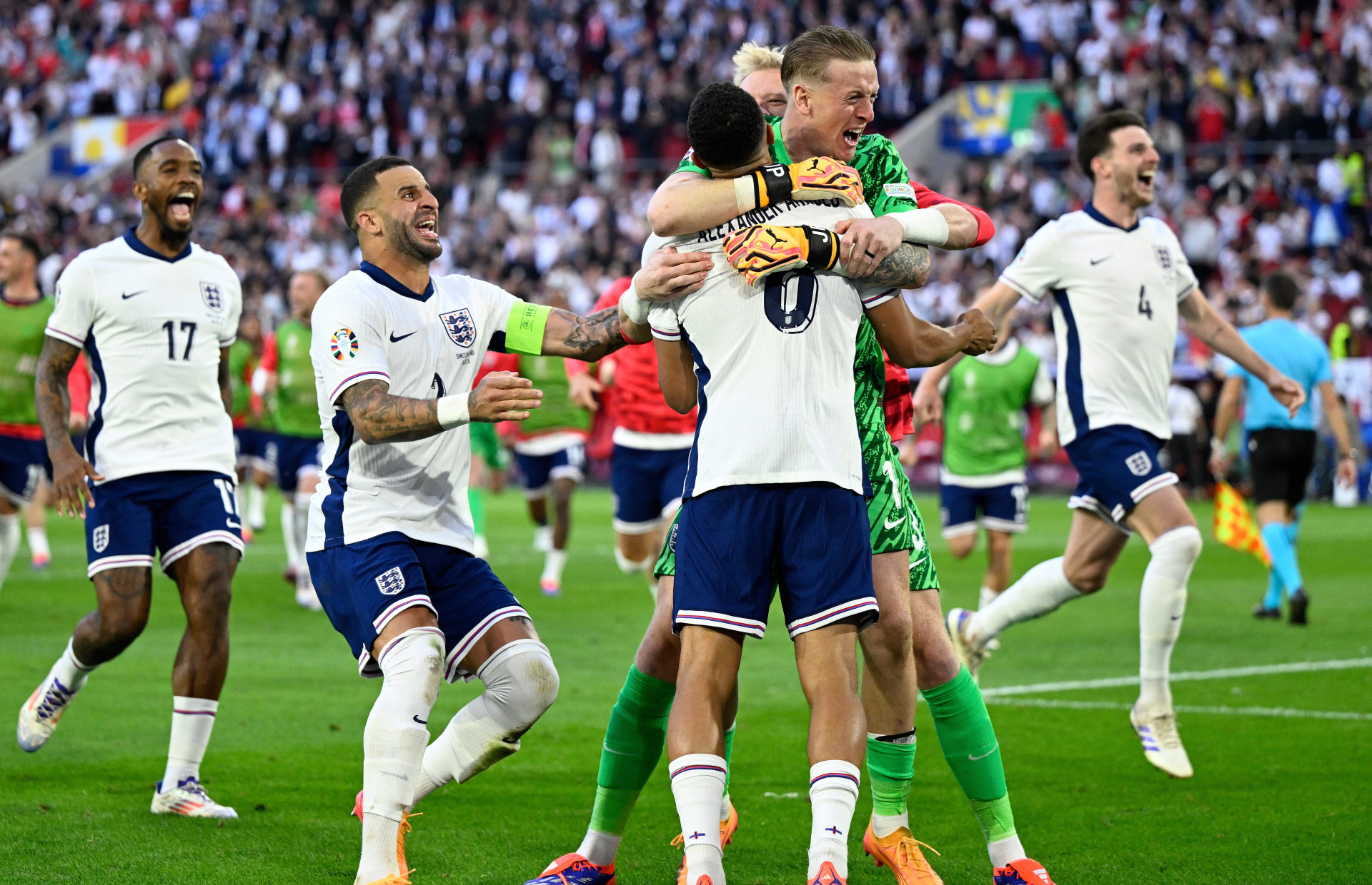 Héroi nos pênaltis, goleiro Pickford comemora classificação na Eurocopa com os companheiros da seleção inglesa (Foto: INA FASSBENDER / AFP)