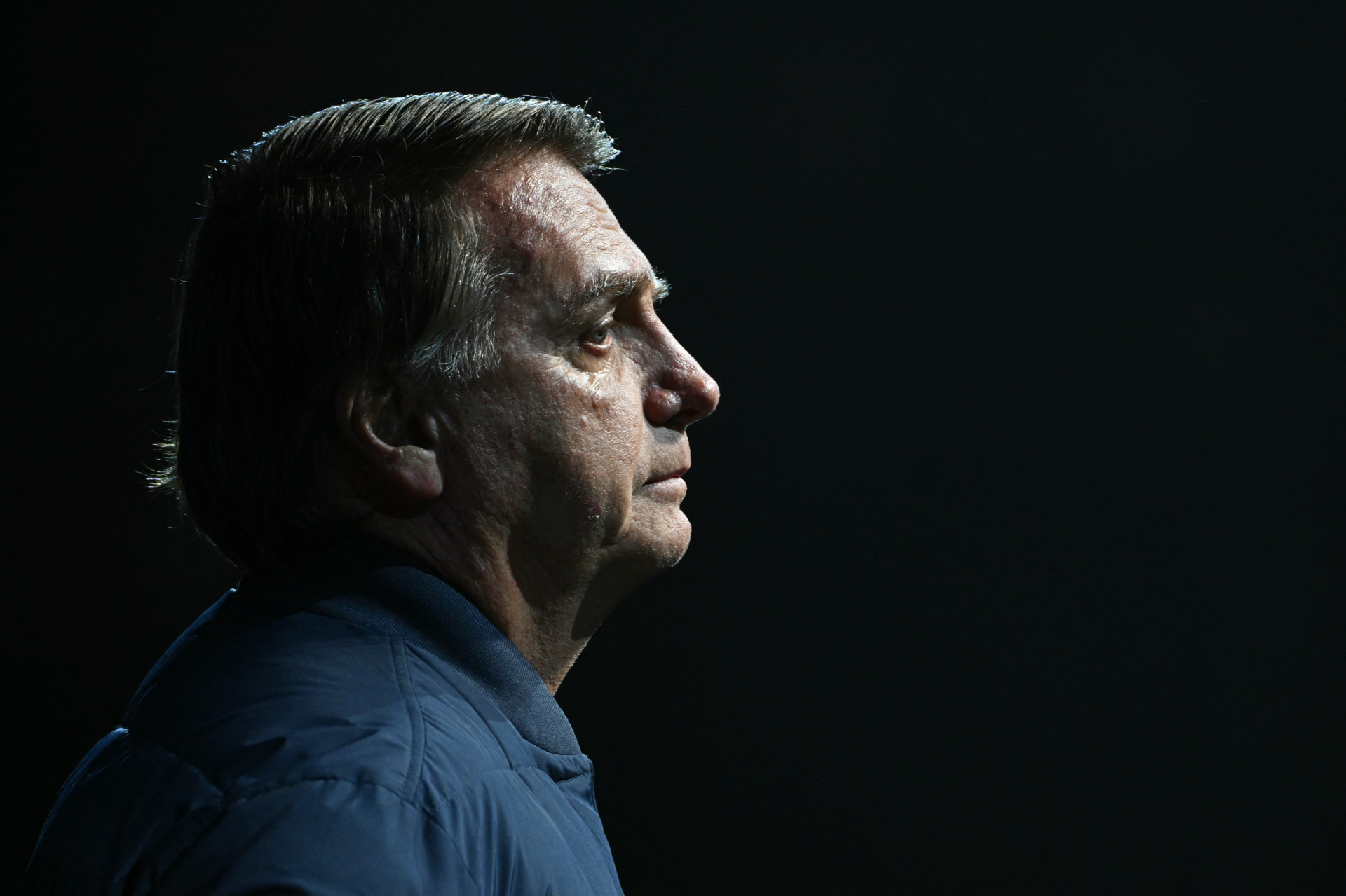 O depoimento dado por Mauro Cid aproxima Jair Bolsonaro das grades prisionais (Foto: EVARISTO SA / AFP)