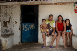 AMONTADA, CEARÁ, BRASIL: Edineuda Vieria Magalhães, 36 anos, dona de casa; Francisco Irineu, 46 anos, agricultor (marido) e os filhos Francisco Yuri, 1 ano e 9 meses e Stefane, de 7 anos