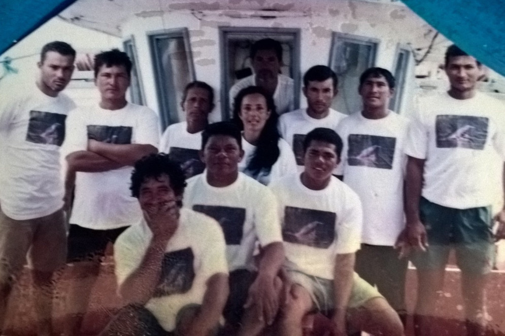 Sandra (no centro da imagem, cabelo escuro comprido) e os 11 tripulantes do Saveiro.(Foto: Arquivo pessoal Sandra Beltrán Pedreros)