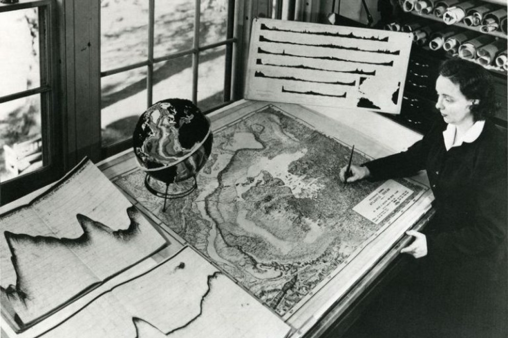 Marie Tharp traduzindo os dados em mapas do assoalho oceânico.(Foto: Lamont-Doherty Earth Observatory and the estate of Marie Tharp)