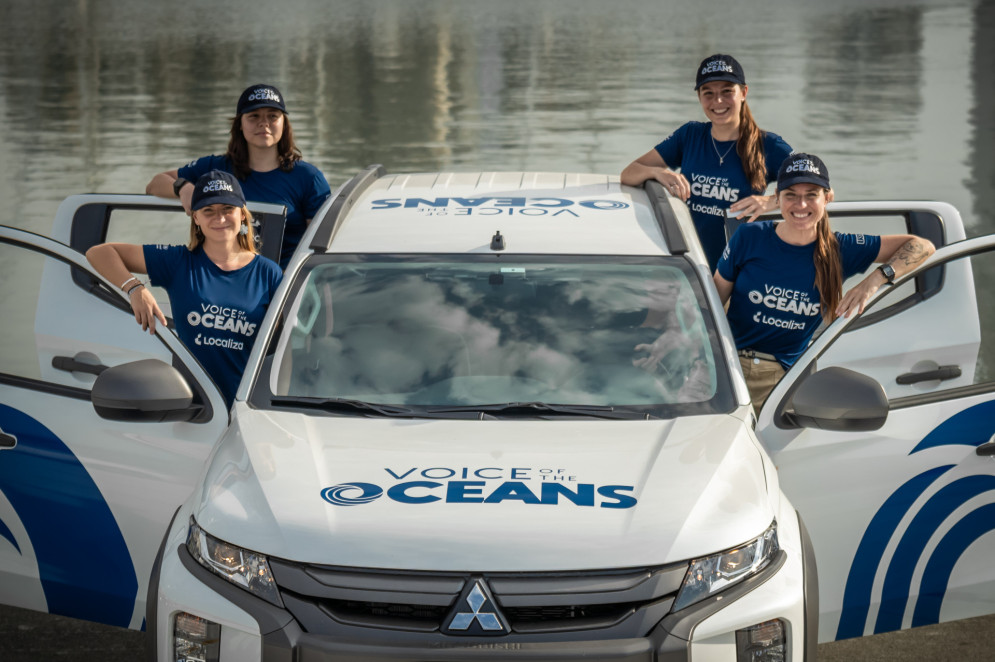 Tripulantes da expedição por terra do Voz dos Oceanos. Da esquerda para a direita: Katharina (frente), Marília (atrás), Jessyca (atrás) e Thammy (frente, motorista)(Foto: Laura Campanella)