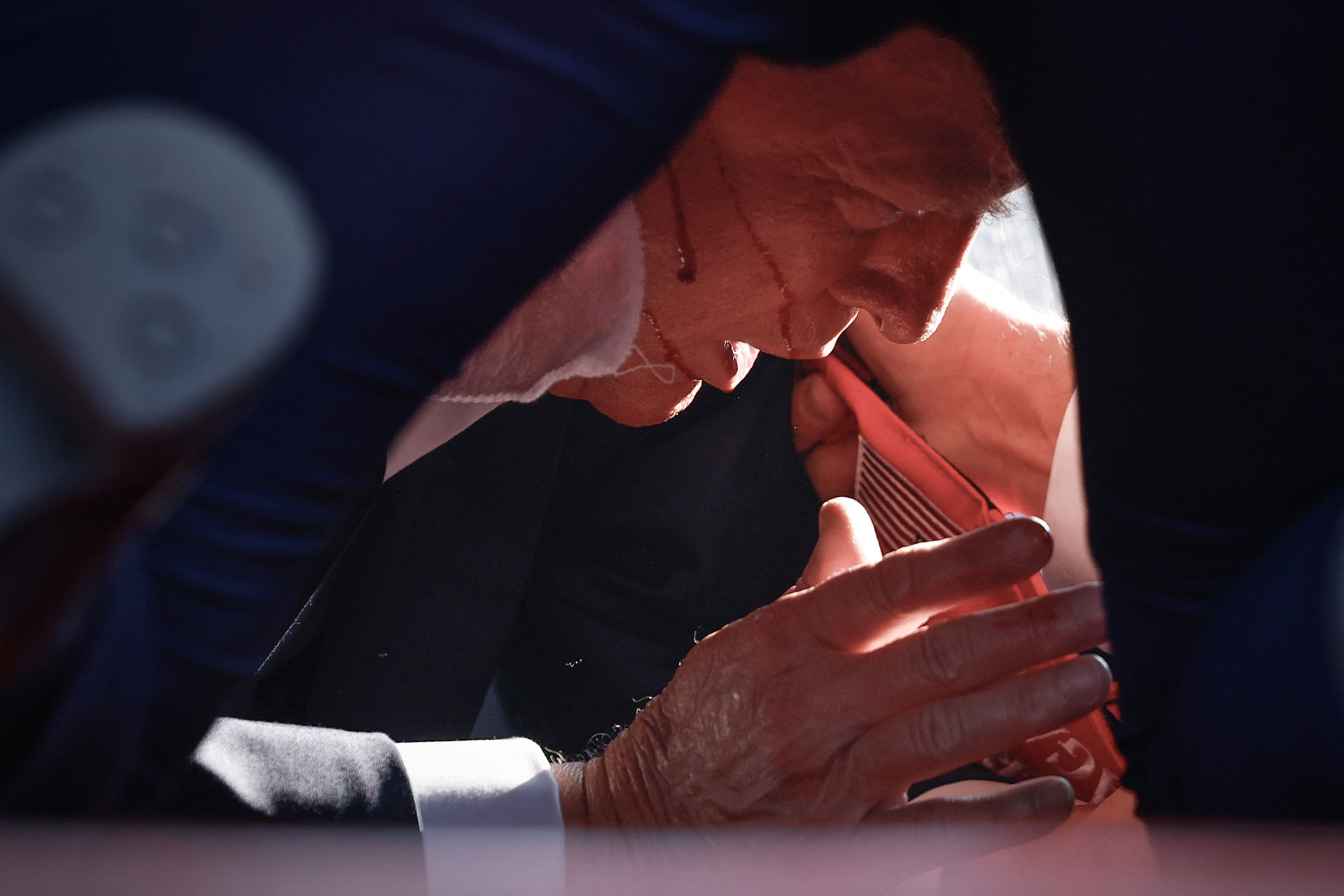 ￼O Serviço Secreto atende o ex-presidente Donald Trump no palco depois que ele foi ferido em um comício na Pensilvânia (Foto: ANNA MONEYMAKER / GETTY IMAGES NORTH AMERICA / GETTY IMAGES VIA AFP)