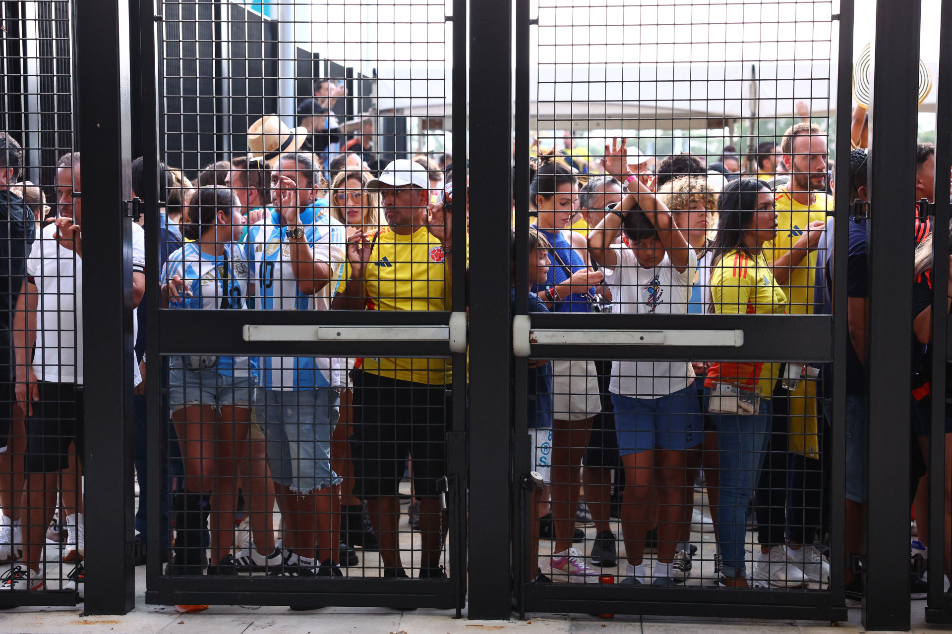 ￼ENTRADA de torcedores no estádio em Miami foi confusa e desorganizada (Foto: Maddie Meyer/Getty Images/AFP)