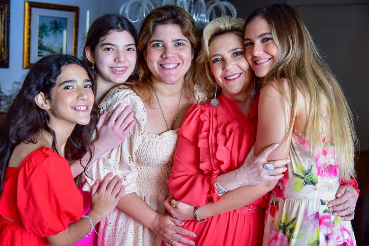  Graça com as filhas Gisela e Gabriela e as duas netas Giulia e Giovanna(Foto: arquivo pessoal)