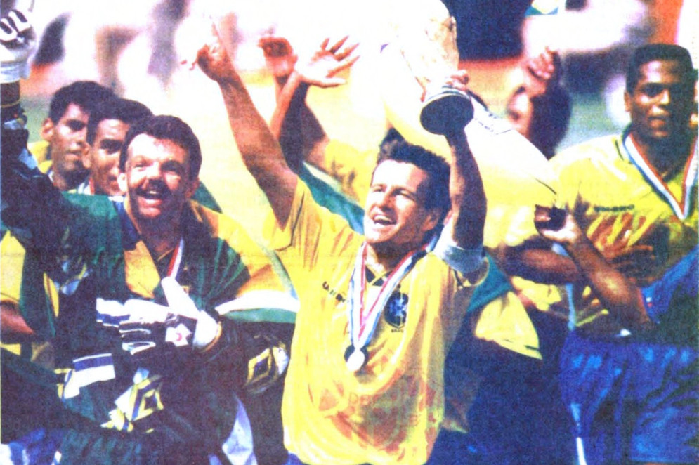 Foto de Dunga segurando taça do tetracampeonato de Copa do Mundo do Brasil estampou a capa do O POVO em 1994(Foto: Telefoto/AFP)