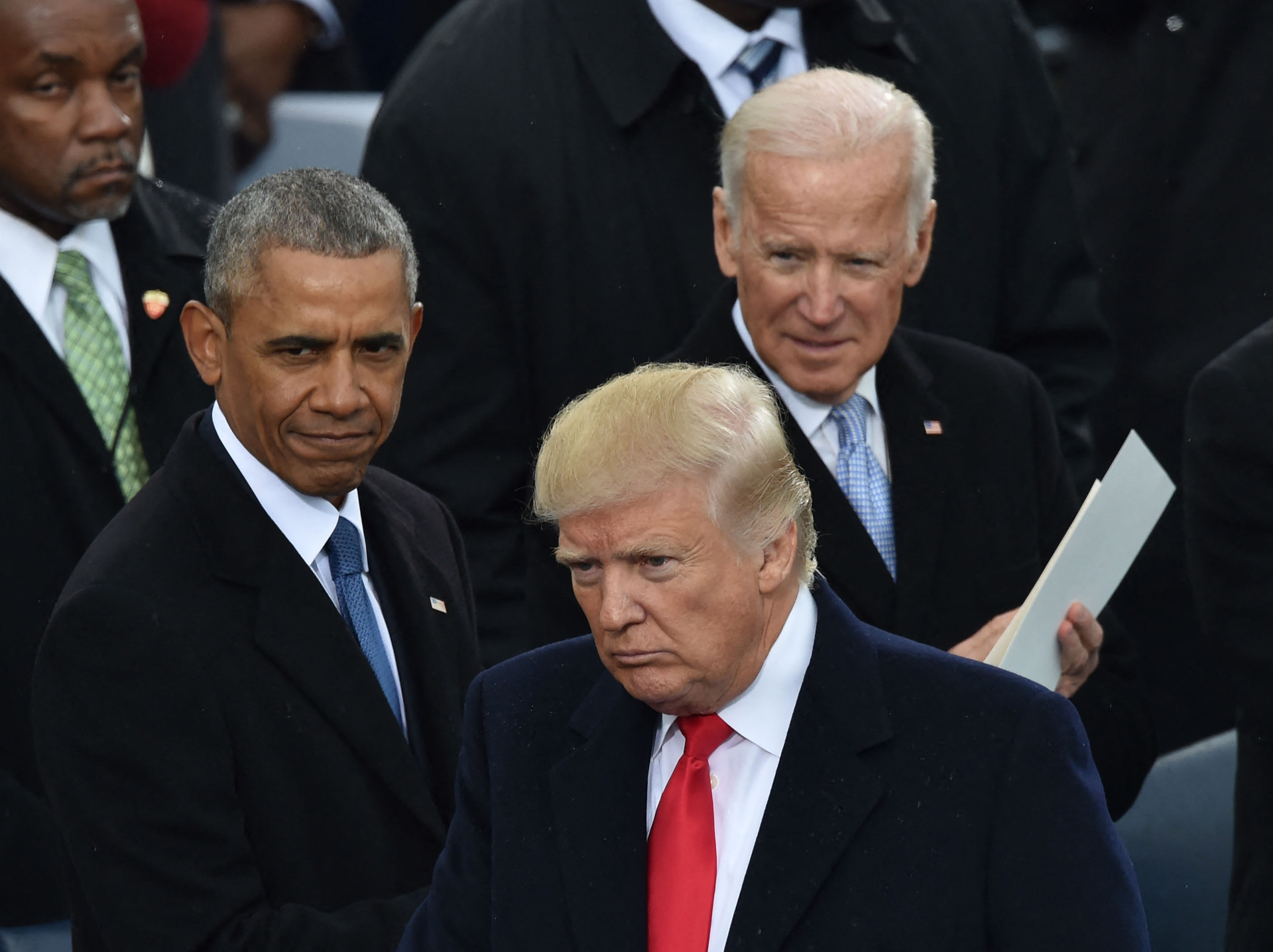 O ex-presidente dos EUA Barack Obama (L) e o vice-presidente Joe Biden (R) participam da cerimônia de posse do presidente Donald Trump (C) no Capitólio dos EUA em Washington, DC, em 20 de janeiro de 2017. O ex-presidente dos EUA Barack Obama disse aos aliados que Joe Biden precisa reconsiderar sua candidatura à reeleição, informou o Washington Post em 18 de julho de 2024. Obama acredita que o caminho de Biden para a vitória diminuiu e que o homem de 81 anos deveria 