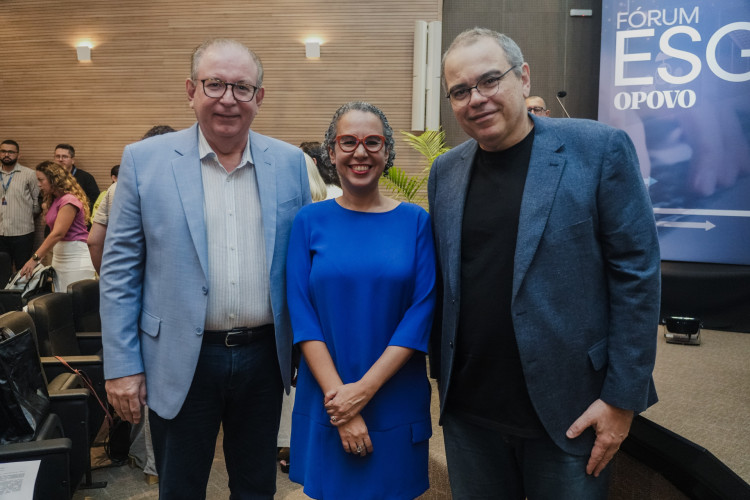 Ricardo Cavalcante (presidente Fiec),  Ana Naddaf (diretora de Jornalismo do O POVO)  e Dummar Neto (presidente-executivo do O POVO)   (Foto: FERNANDA BARROS)