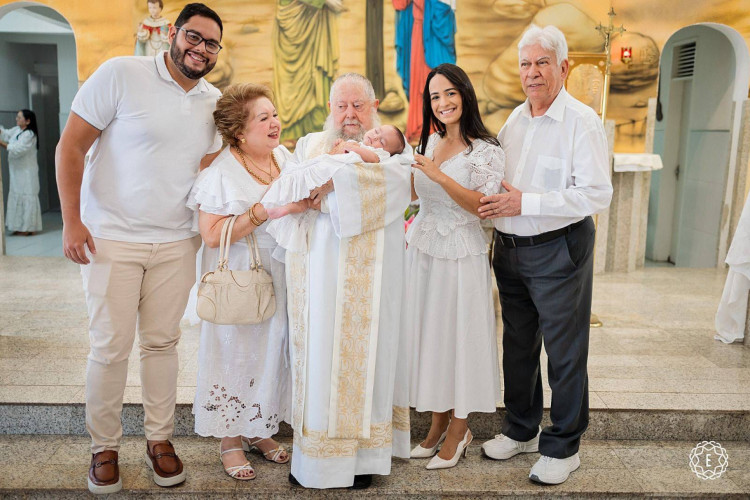  Papais e bisavós com a criança e o celebrante(Foto: ARQUIVO PESSOAL)