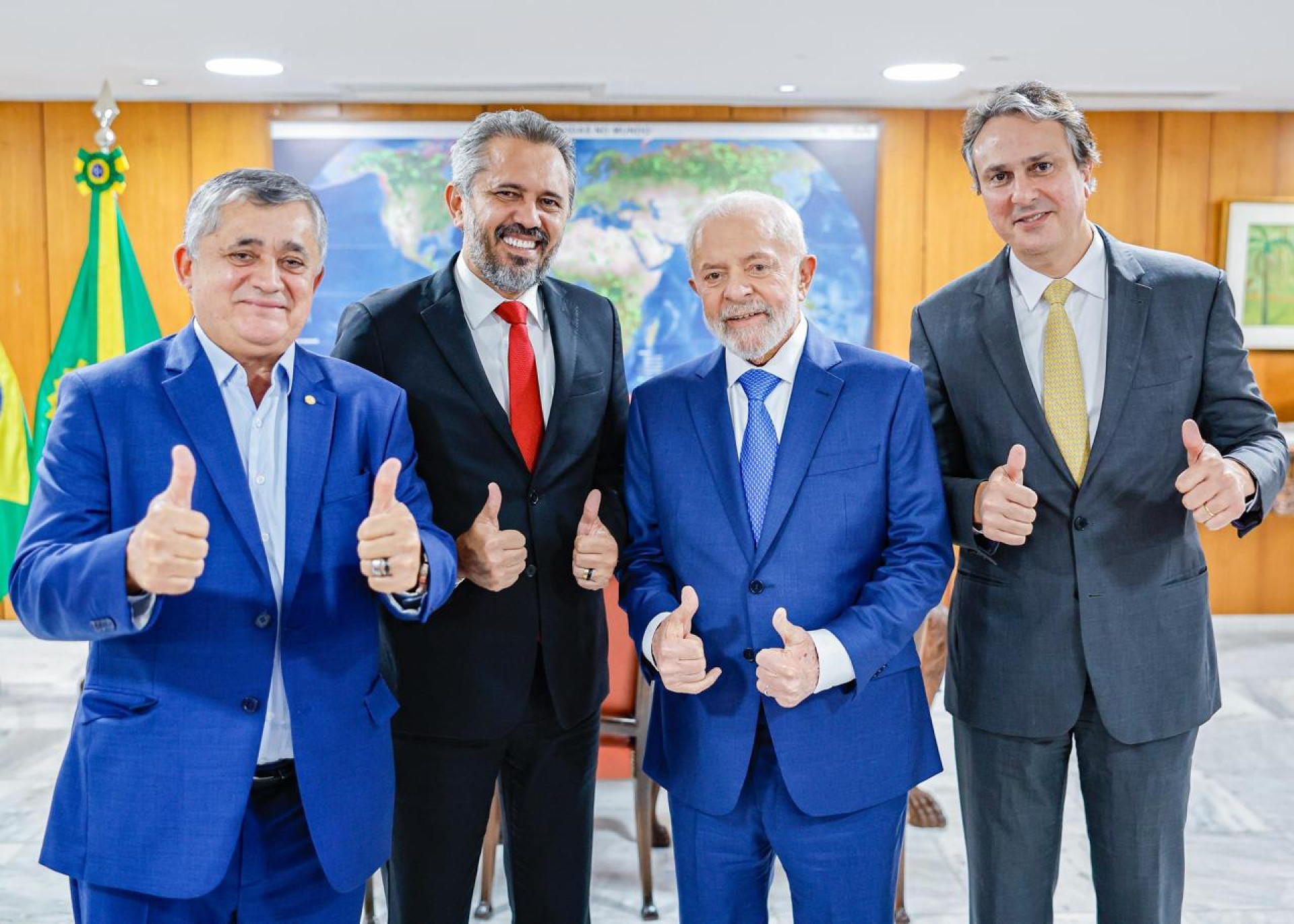 Líder do governo José Guimarães, governador Elmano de Freitas, Lula e o ministro Camilo Santana (Foto:  Divulgação / assessoria )