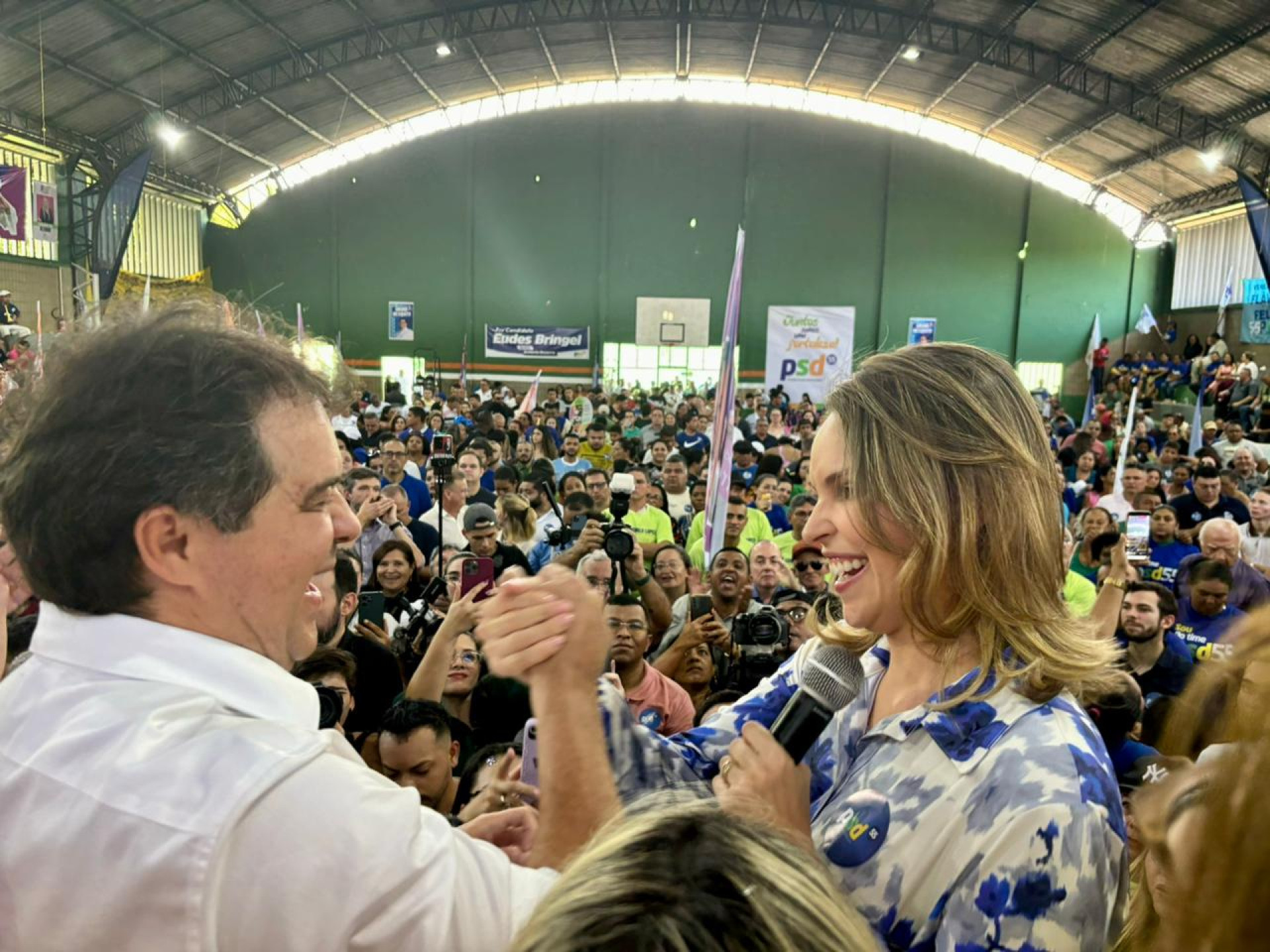  Evandro Leitão ao lado de Gabriella Aguiar em convenção do PSD (Foto: Josy Kreissl / Divulgação)