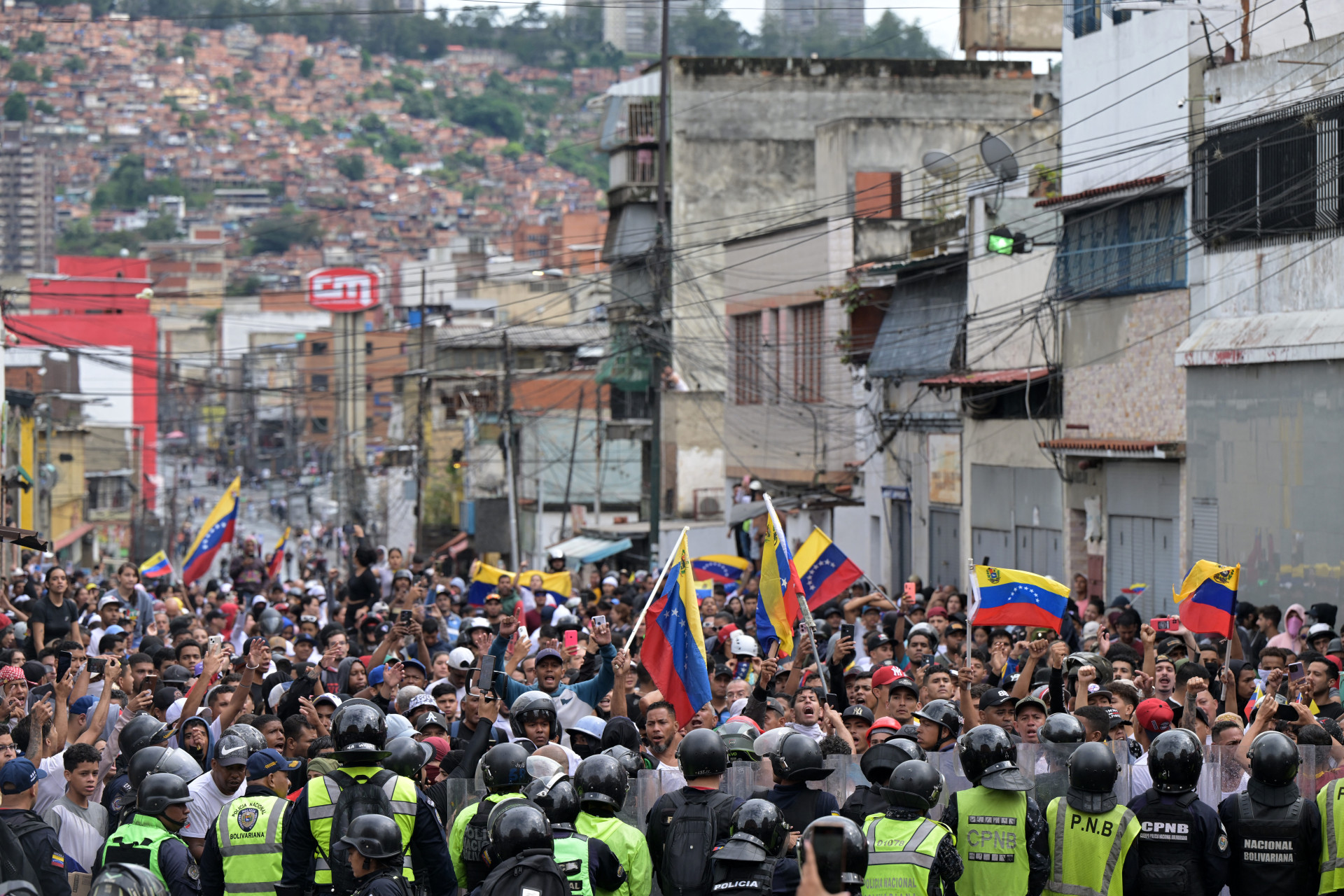 ￼OPOSITORES a Maduro entraram em confronto com a Polícia Nacional Bolivariana (Foto: YURI CORTEZ / AFP)