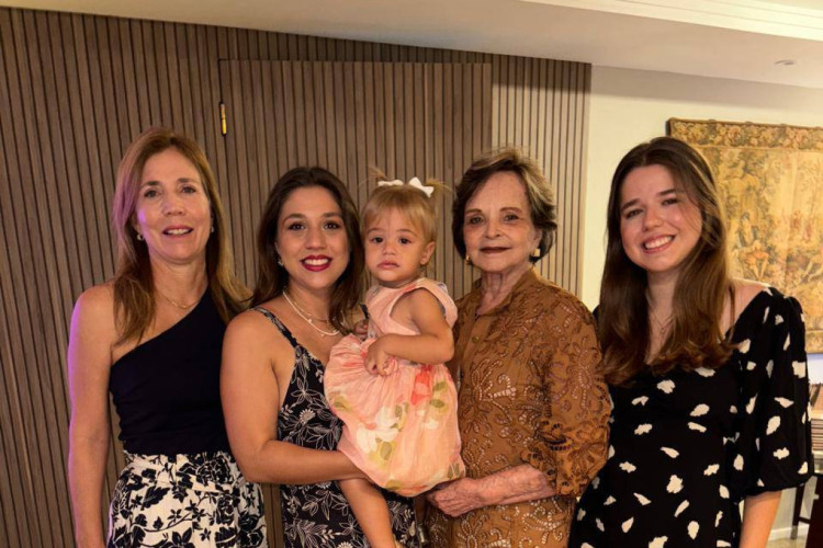  Lúcia Mello na companhia de Cláudia, Thaís, Rafaella e Sofia, gerações lindas da família(Foto: Arquivo Pessoal)