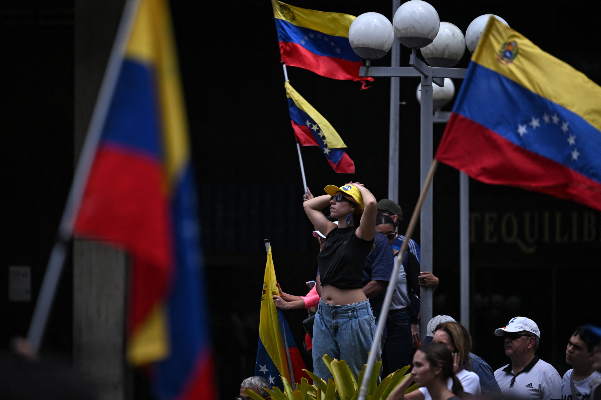 ￼OPOSITORES de Maduro participaram de comício convocado por Edmundo Gonzalez Urrutia e Maria Corina Machado, em Caracas (Foto: JUAN BARRETO / AFP)