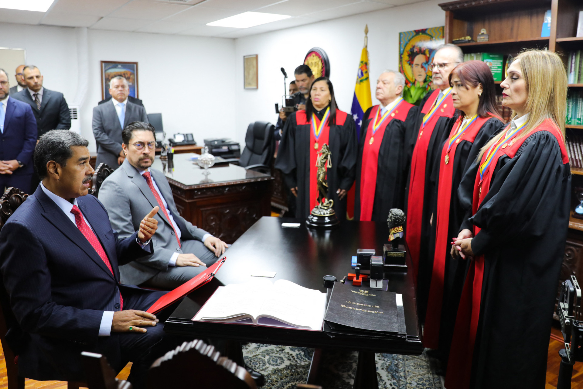 ￼NICOLÁS Maduro em reunião com membros da Suprema Corte (Foto: MARCELO GARCIA / Presidência venezuelana / AFP)