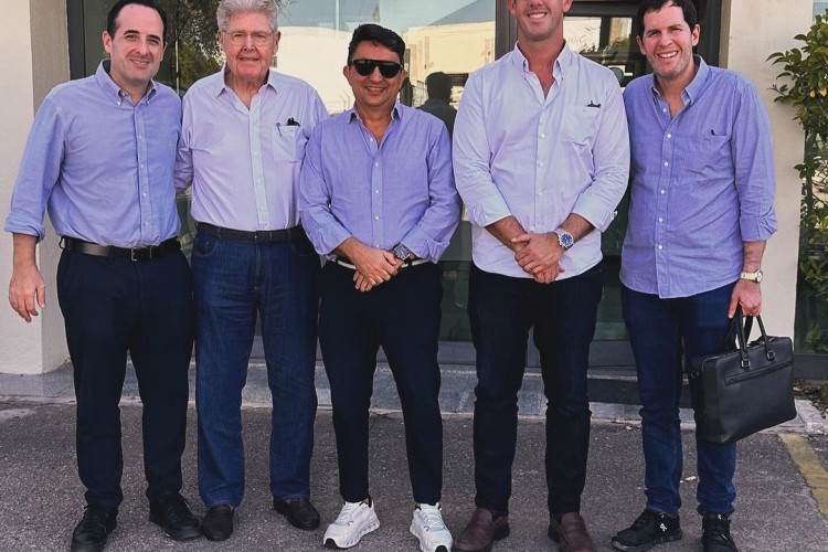 Lúcio Carneiro e os filhos com Eduardo Gomes de Matos em Lisboa(Foto: divulgação )