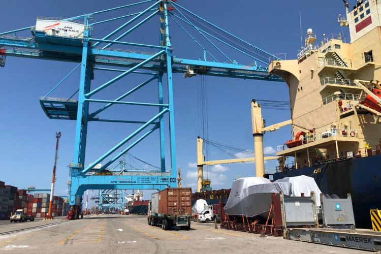 Foto mostra movimentação de cargas no Porto do Pecém(Foto: Ana Luiza Serrão/O POVO)