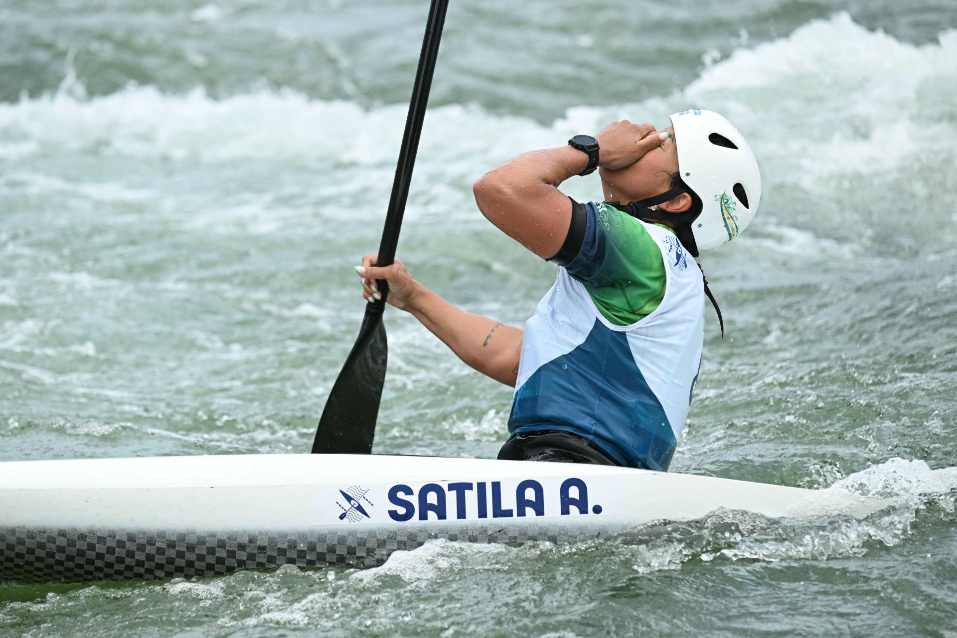 A brasileira Ana Satila reage após a final individual feminina da competição de canoagem slalom no Estádio Náutico Vaires-sur-Marne em Vaires-sur-Marne durante os Jogos Olímpicos de Paris 2024 em 31 de julho de 2024.
 (Foto: Bertrand GUAY / AFP)