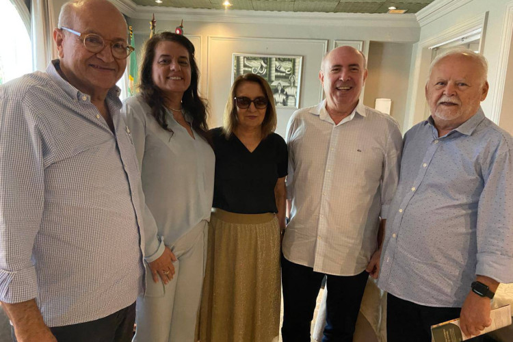 Silvana Bezerra recepcionada na reunião do Rotary Club Planalto. Ednardo de Assis, Edite Bringel, Amarilio Cavalcante e Tarcisio Morais.(Foto: Arquivo Pessoal)
