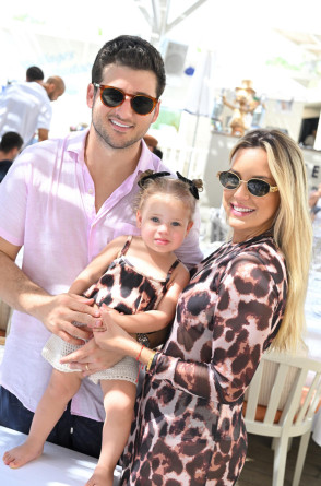 Omar Macêdo e Fernanda com a bebê Maria, estreante do Euro Summer (Foto: arquivo familiar)