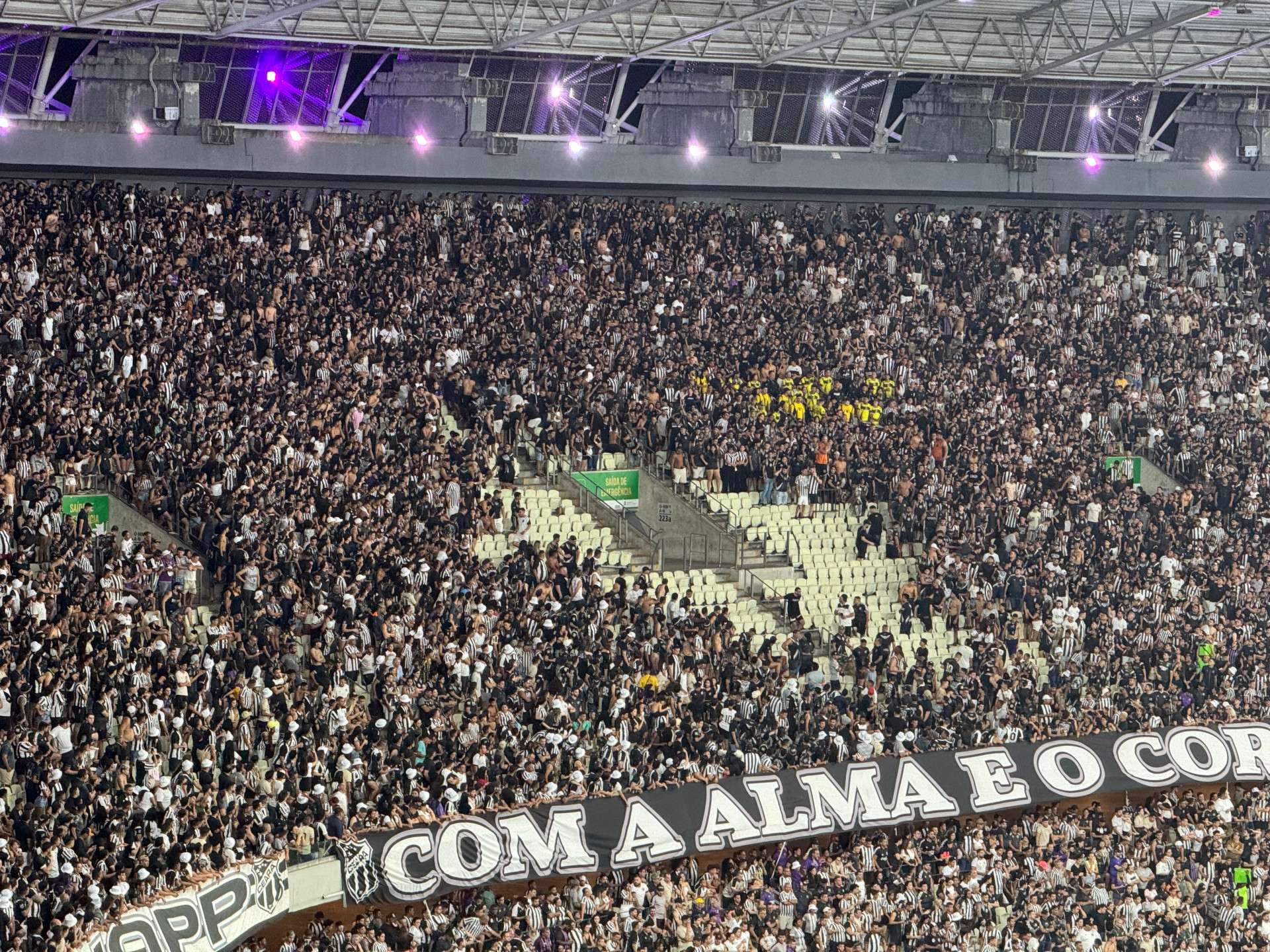 Confusão da torcida do Ceará, em manifesto político, no jogo contra o Guarani, em 6 de agosto de 2024. A movimentação aconteceu no setor norte da Arena Castelão(Foto: Lucas Silva/O POVO)