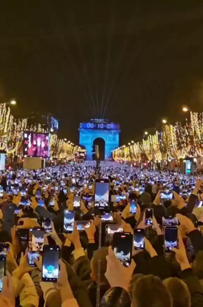 Réveillon de Paris 2024 expôs dependência digital ao mostrar multidão acompanhando a queima de fogos do Arco do Triunfo através da tela dos celulares enquanto filma o momento(Foto: Reprodução/Redes sociais)